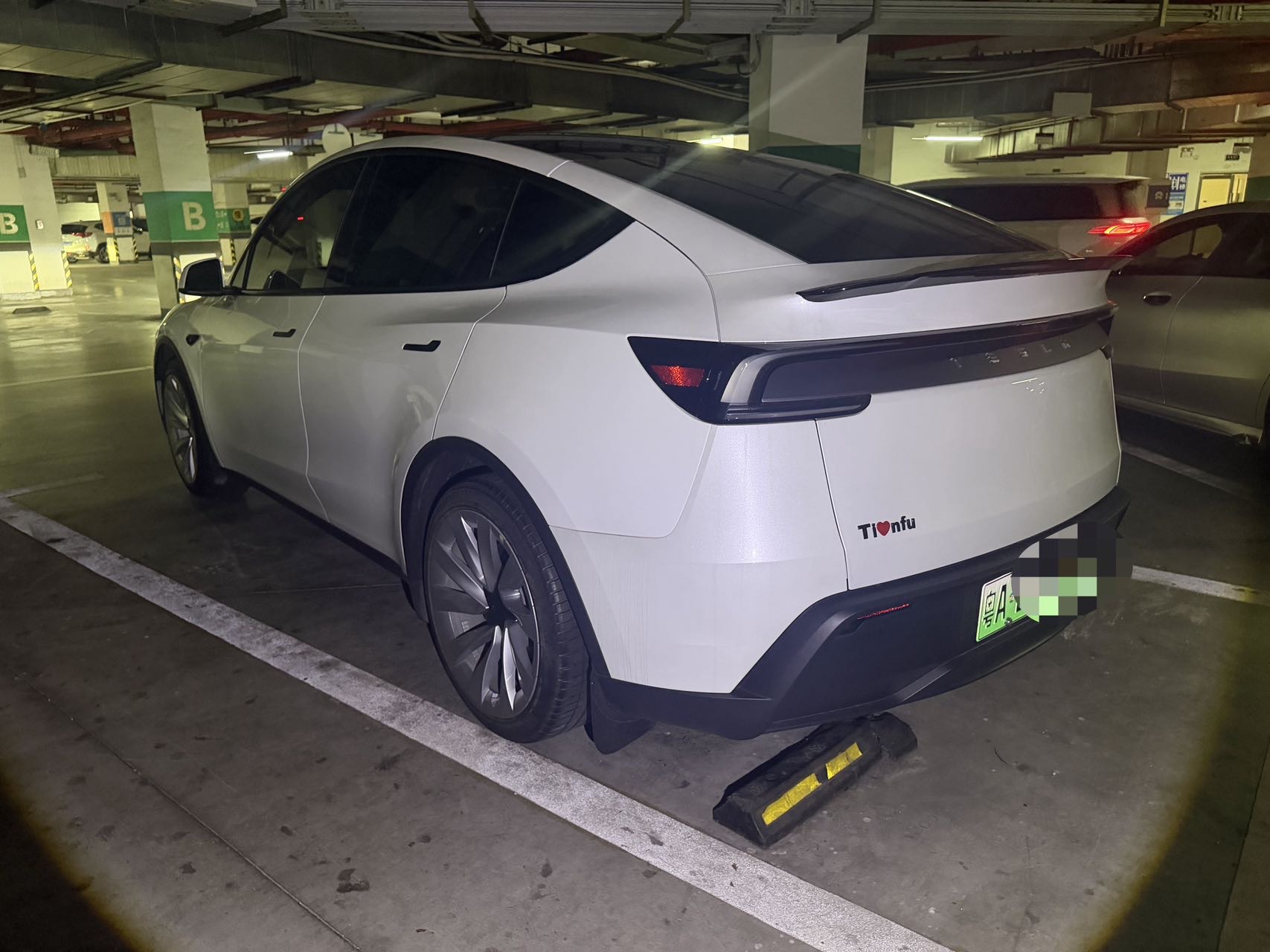 Tesla Model Y 2025 car image #6