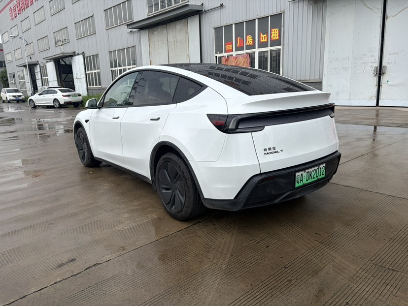 Tesla Model Y 2026 #5 Tesla Model Y 2026 car image #5