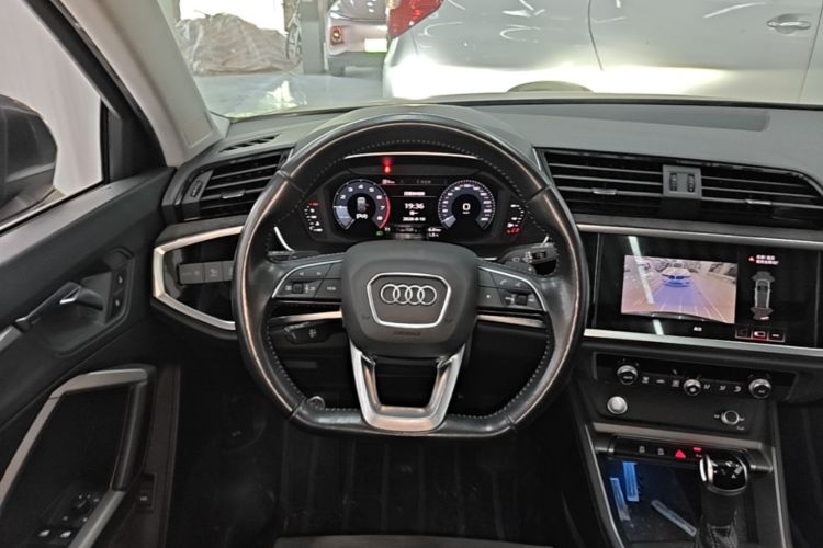 Audi Q3 2020 car image #15