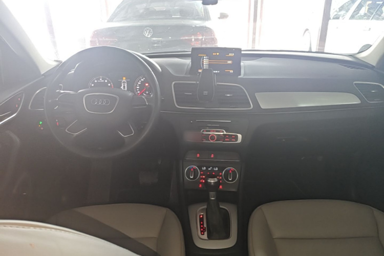 Audi Q3 2018 car image #10