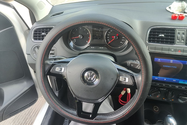 Volkswagen Polo 2017 car image #11