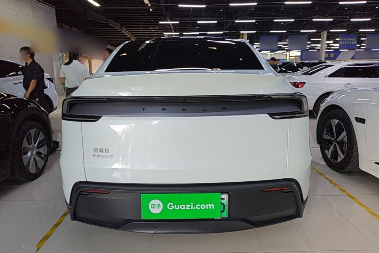 Tesla Model Y 2025 #4 Tesla Model Y 2025 car image #4