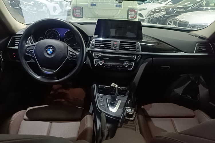 BMW 3 Series 2018 car image #10