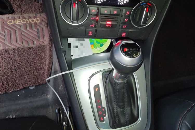 Audi Q3 2019 car image #16