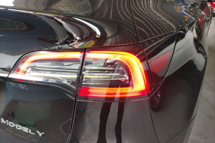 Tesla Model Y 2023 car image #8