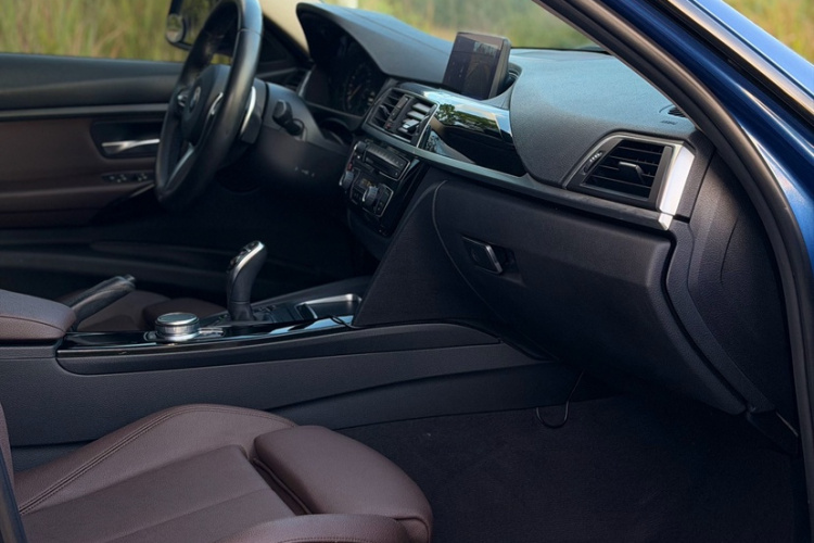 BMW 3 Series 2018 car image #25