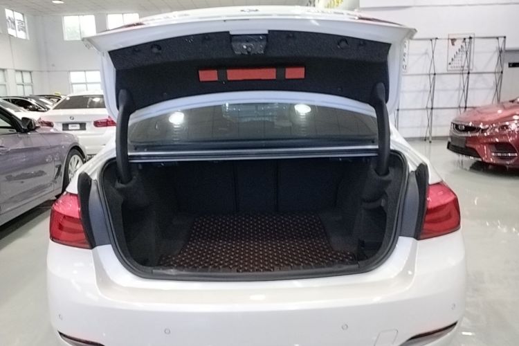 BMW 3 Series 2018 imagen de coche #19