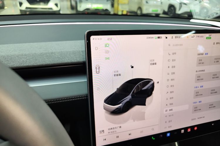 Tesla Model Y 2025 car image #18