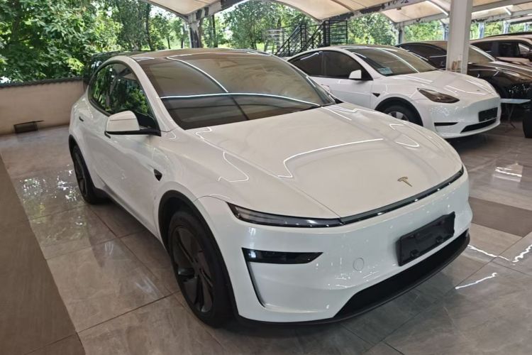 Tesla Model Y 2025 #4 Tesla Model Y 2025 car image #4