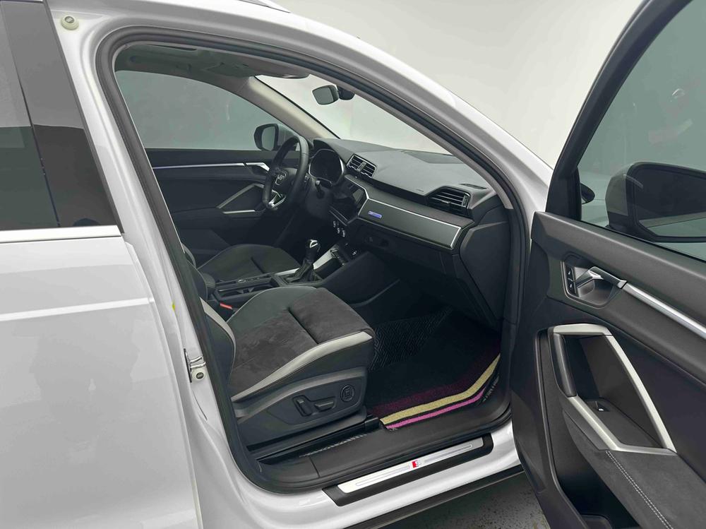 Audi Q3 2022 car image #19