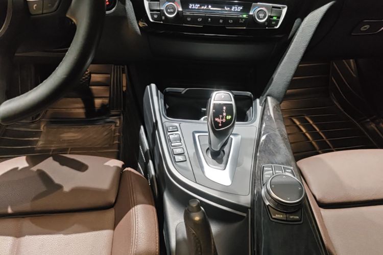 BMW 3 Series 2019 car image #14