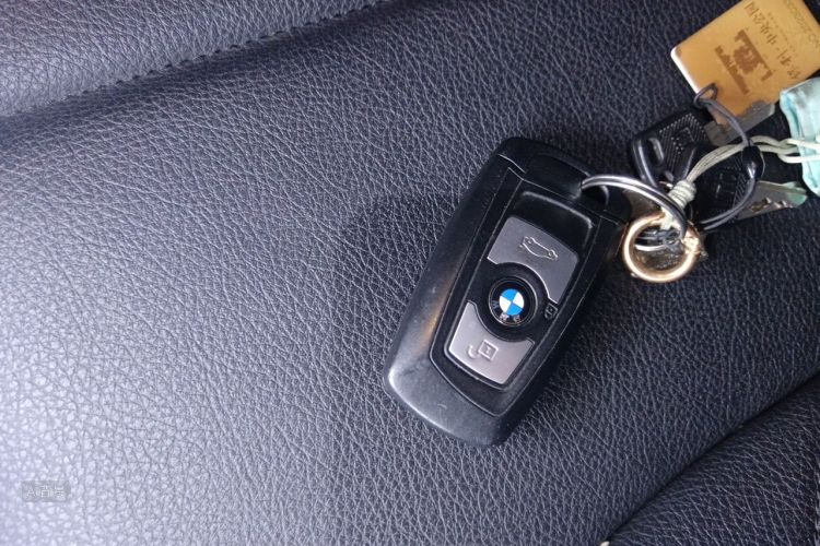 BMW 3 Series 2017 car image #10