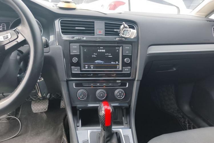 Volkswagen Golf 2018 car image #13
