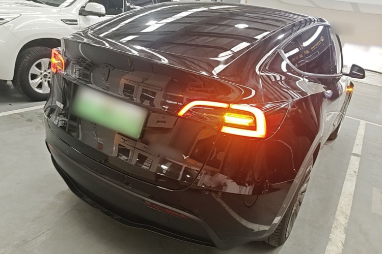 Tesla Model Y 2023 car image #6