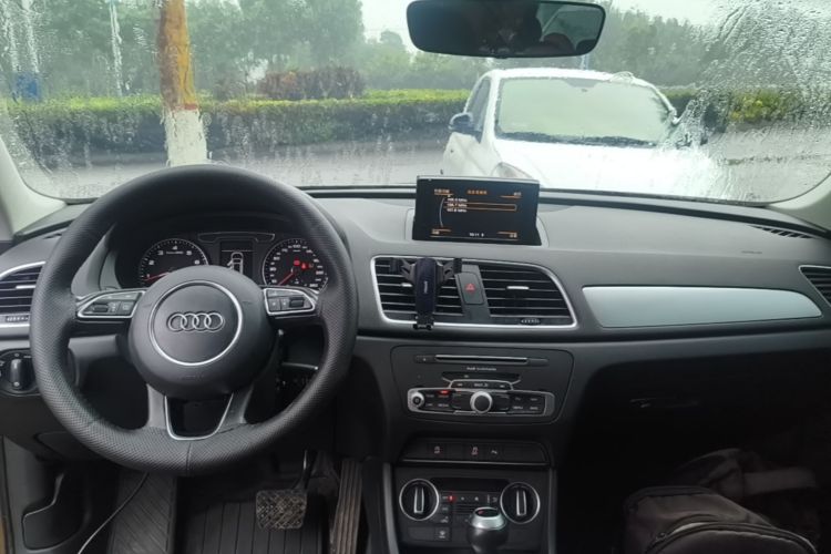 Audi Q3 2016 car image #10