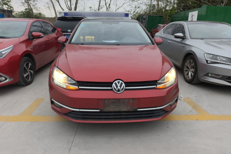 Volkswagen Golf 2018 car image #3