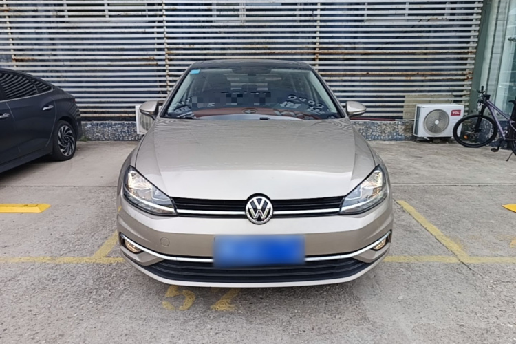 Volkswagen Golf 2018 car image #3