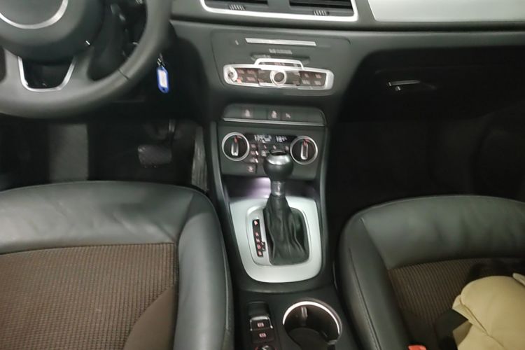 Audi Q3 2018 car image #14