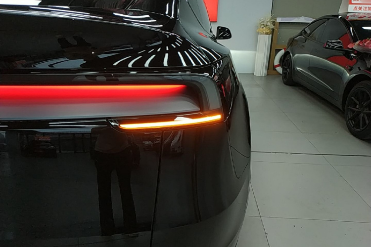 Tesla Model Y 2025 #8 Tesla Model Y 2025 car image #8