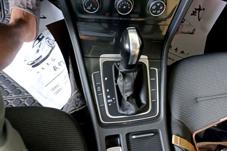 Volkswagen Golf 2018 car image #18