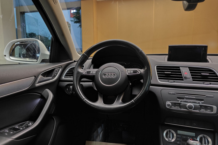 Audi Q3 2016 car image #28