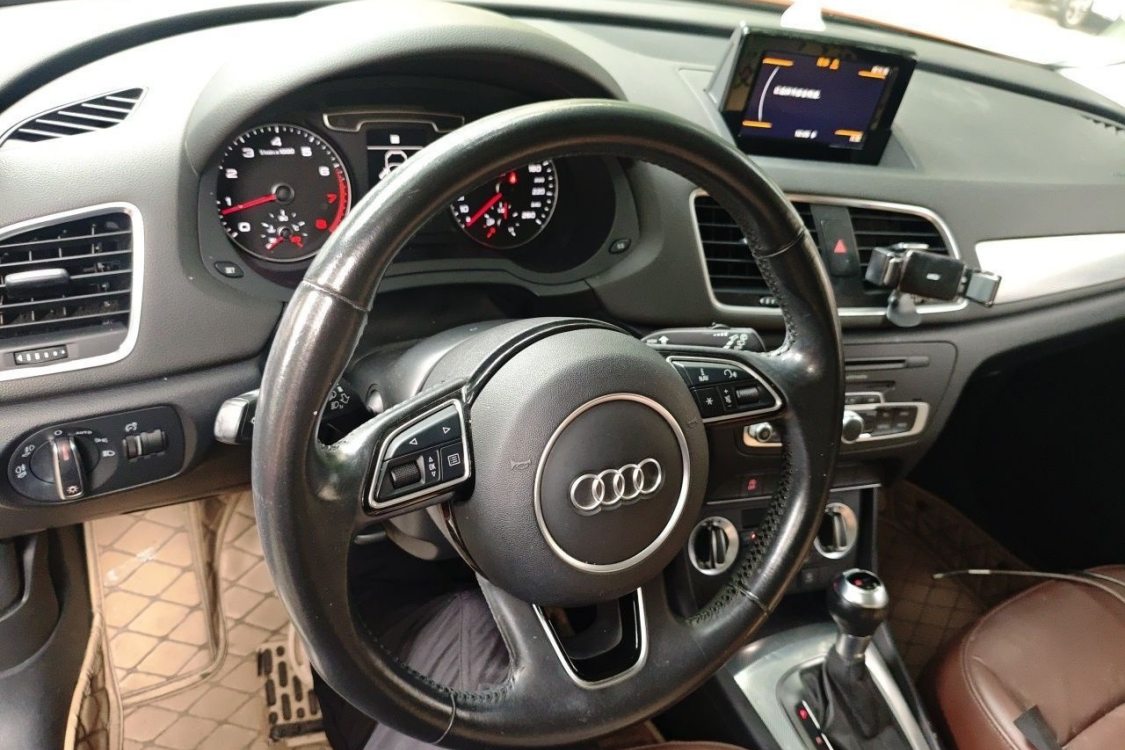 Audi Q3 2016 car image #22