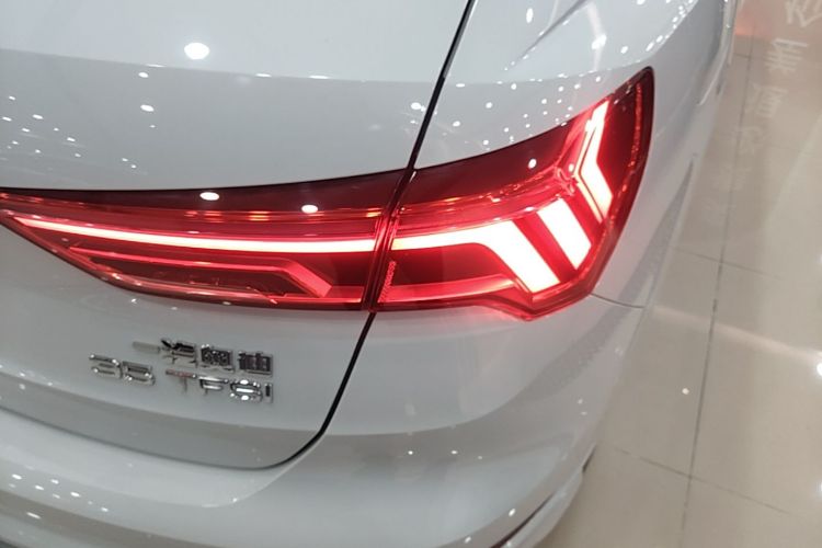 Audi Q3 2022 car image #8