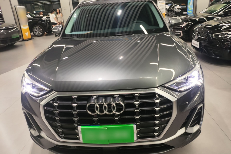 Audi Q3 2023 car image #3