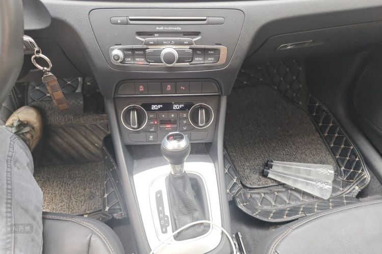Audi Q3 2019 car image #16