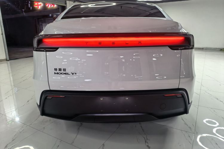 Tesla Model Y 2026 #7 Tesla Model Y 2026 car image #7