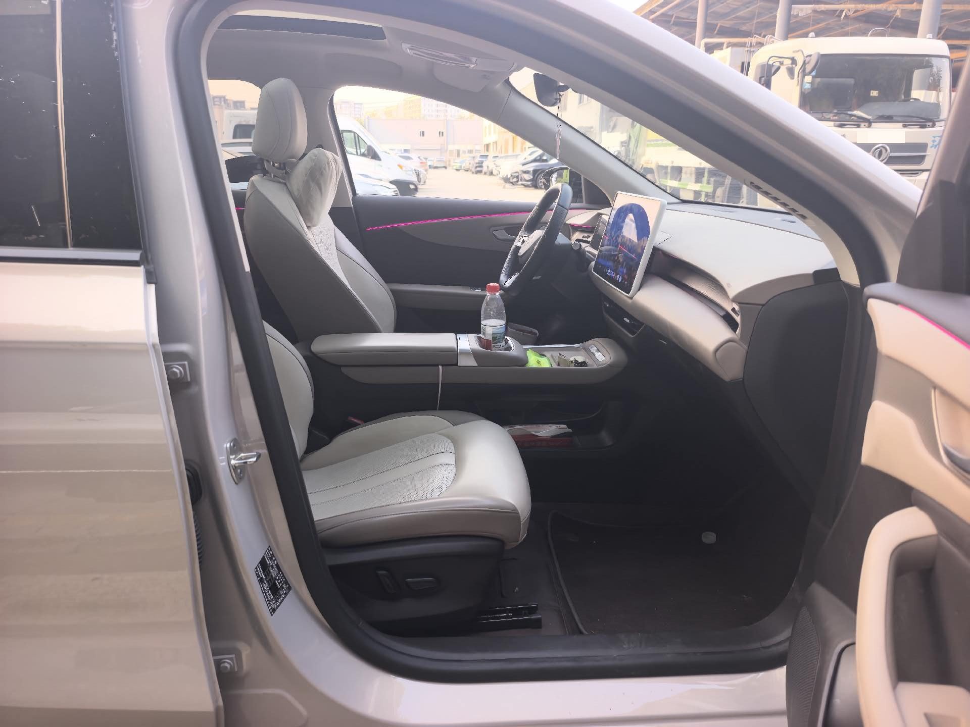 MG ES5 2025 imagen de coche #9