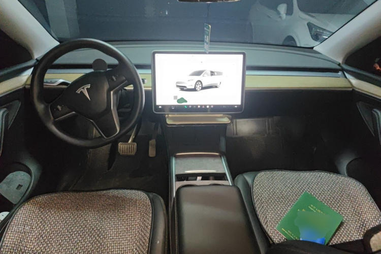 Tesla Model Y 2023 car image #11