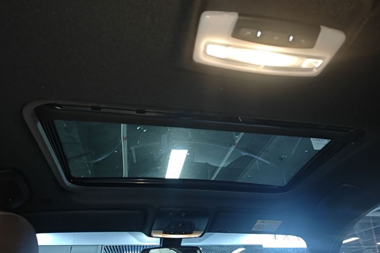 BMW 3 Series 2018 car image #20