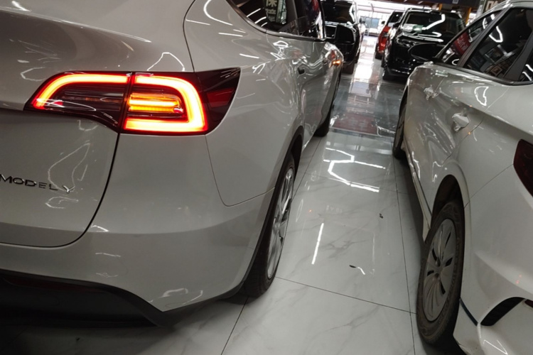 Tesla Model Y 2023 car image #8