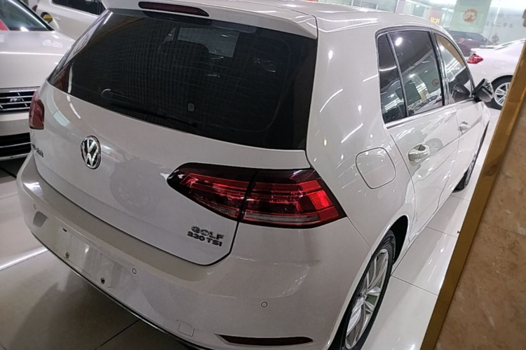 Volkswagen Golf 2018 car image #7