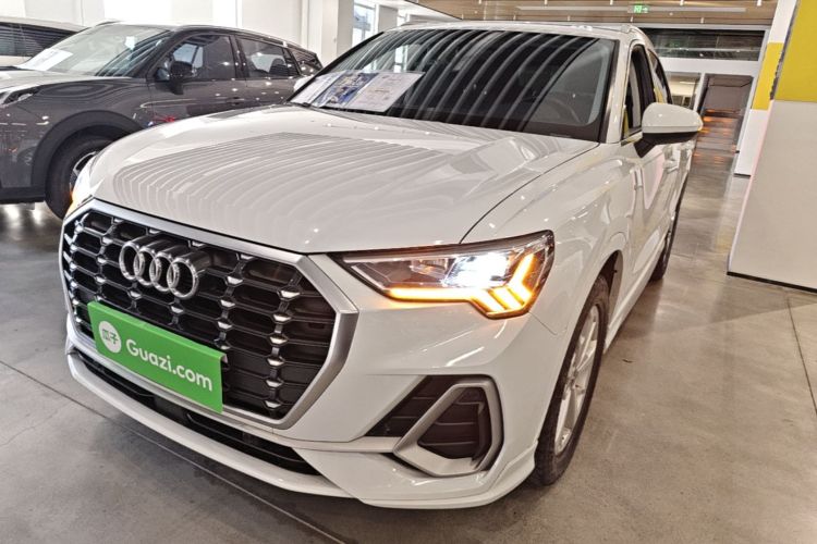 Audi Q3 2019 car image #2