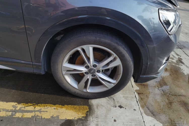 Audi Q3 2019 car image #9