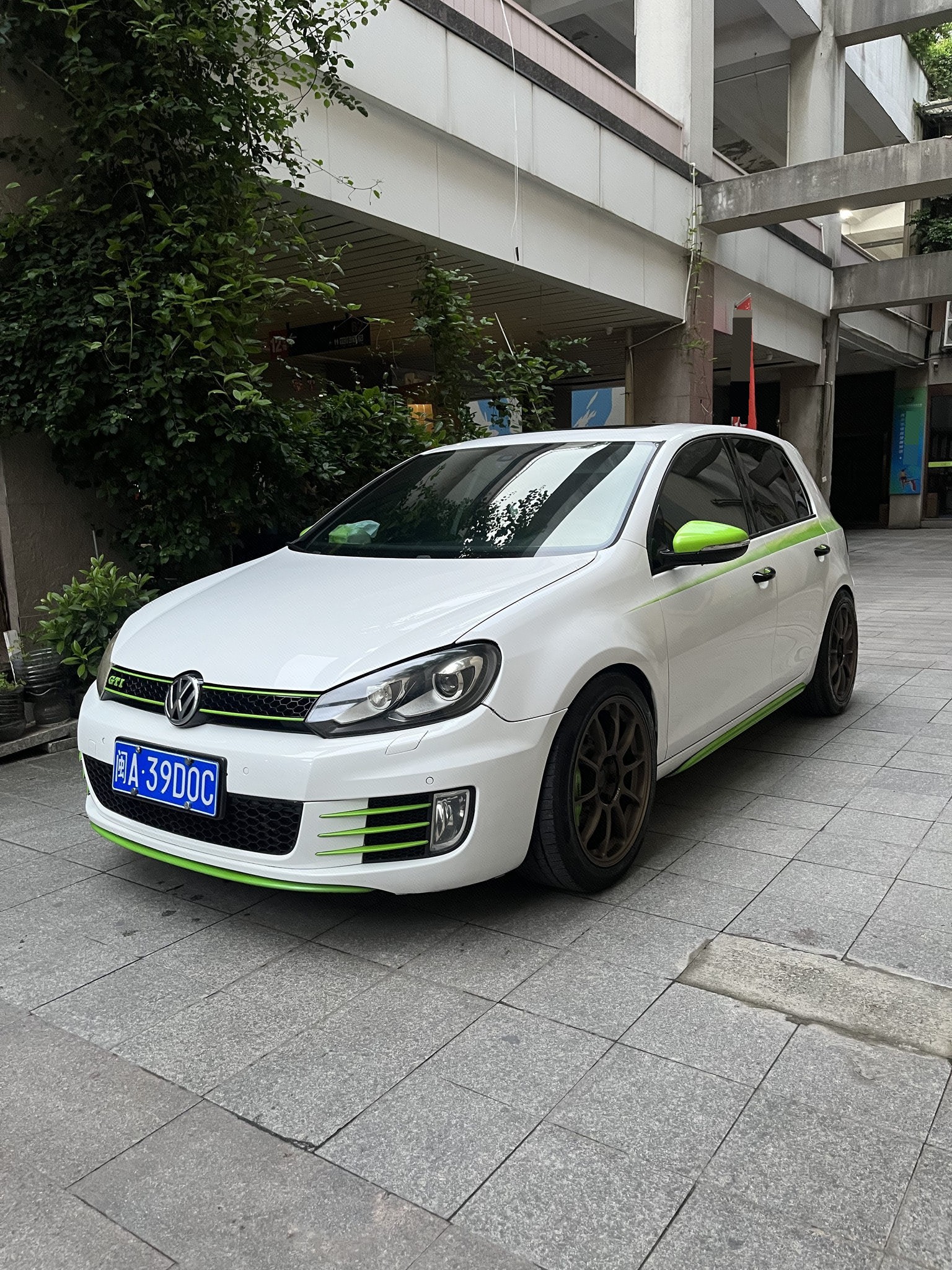 Volkswagen GolfGTI 2010 car image 
