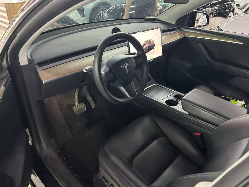 Tesla Model Y 2022 car image #2