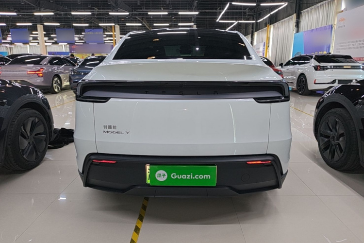Tesla Model Y 2026 #6 Tesla Model Y 2026 car image #6