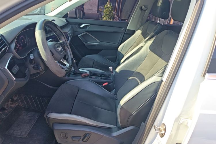 Audi Q3 2019 car image #19