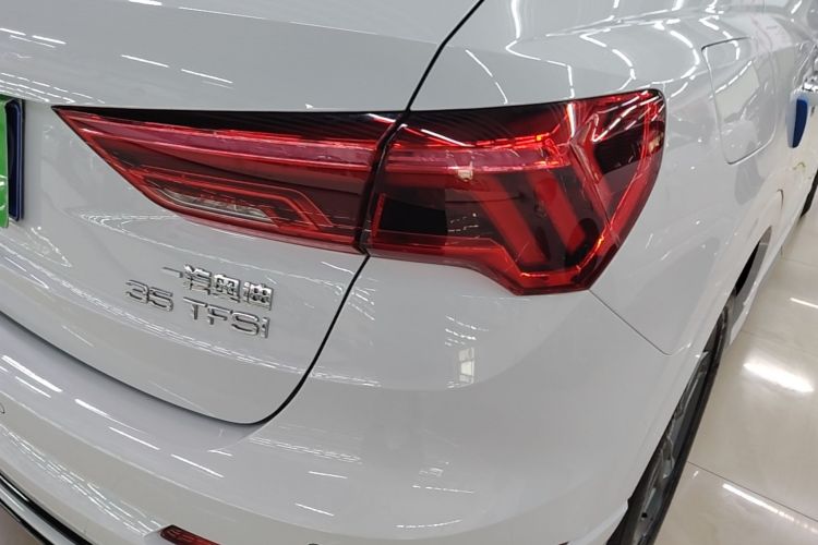 Audi Q3 2023 car image #8