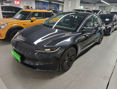 Tesla Model 3 2026 immagine di auto 