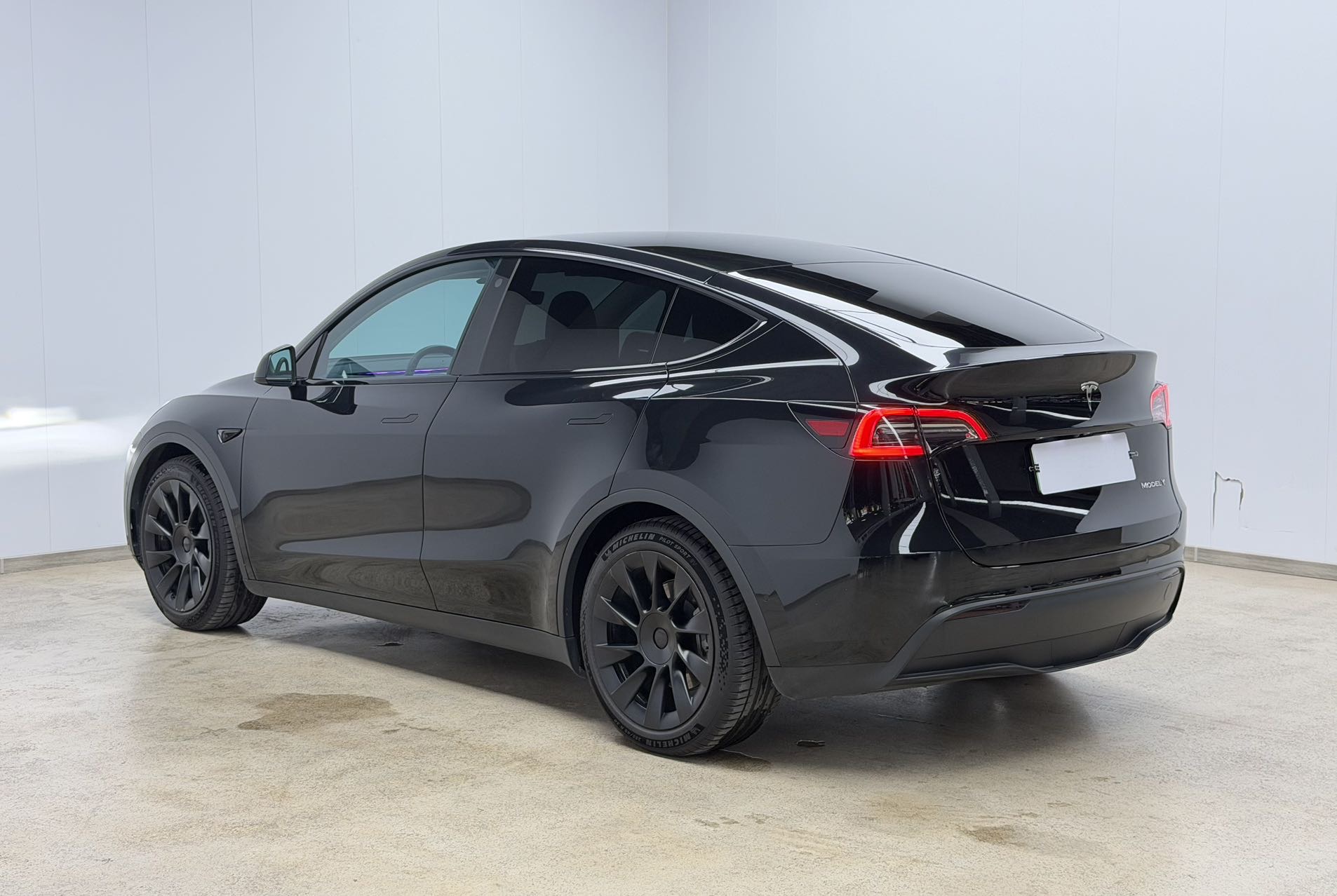 Tesla Model Y 2023 car image #4