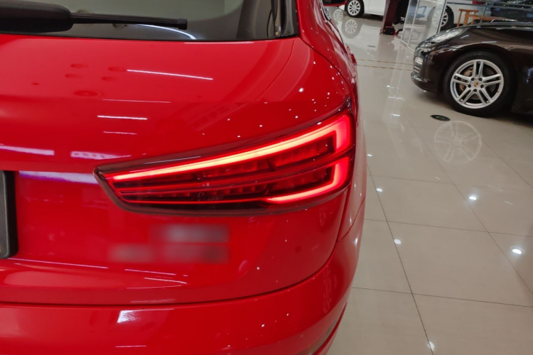 Audi Q3 2017 car image #8