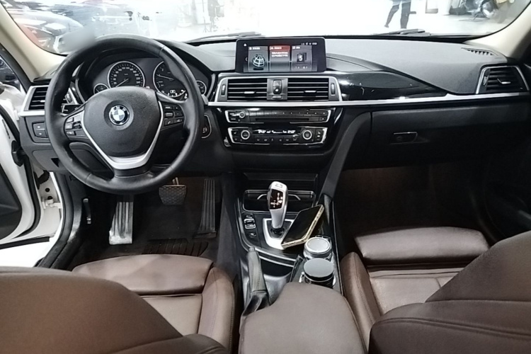 BMW 3 Series 2018 car image #10