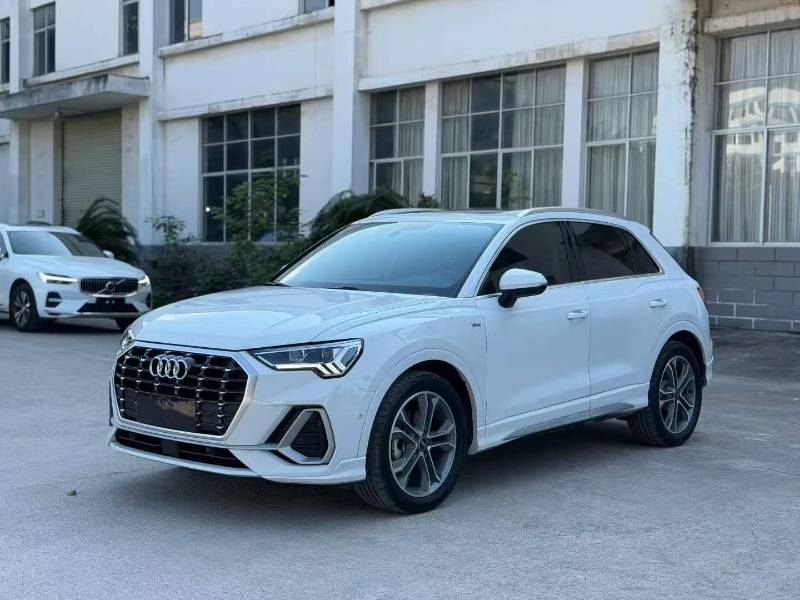 Audi Q3 2022 car image #3