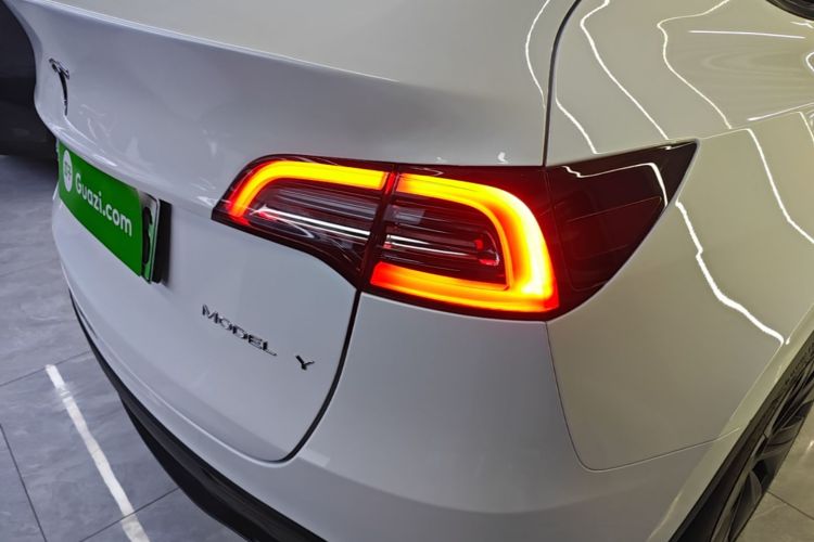 Tesla Model Y 2024 #8 Tesla Model Y 2024 car image #8