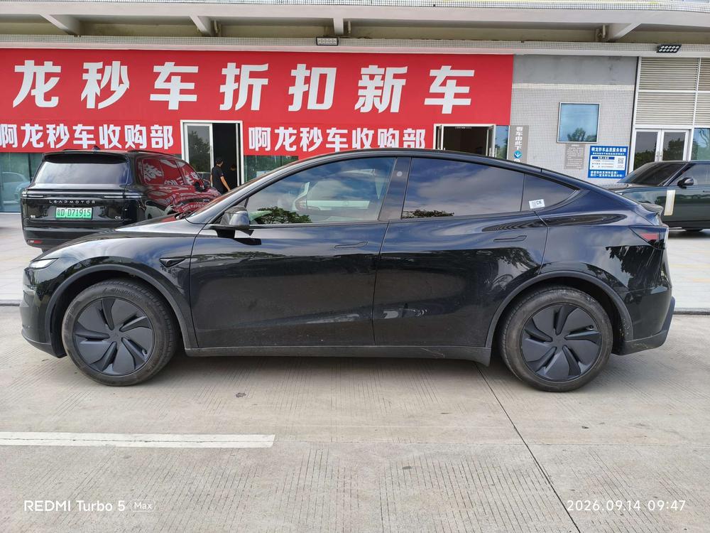 Tesla Model Y 2026 immagine di auto #3