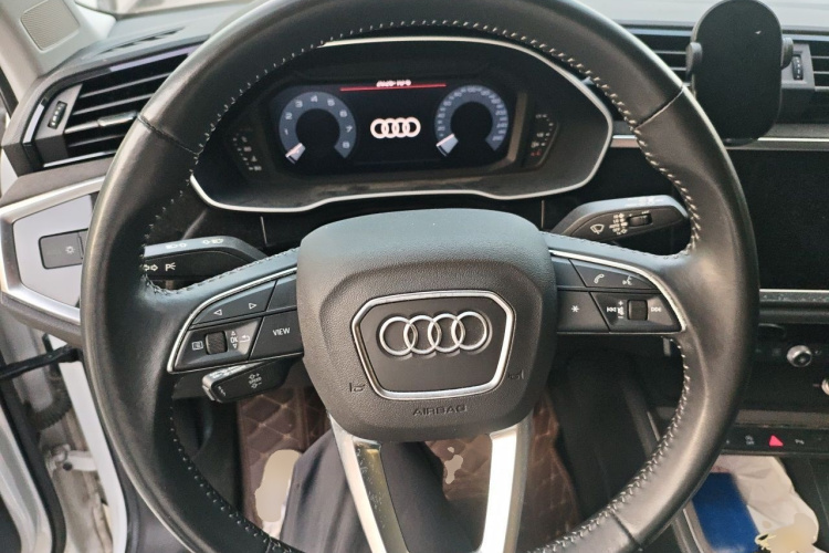 Audi Q3 2020 car image #11